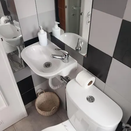 Alvito - Comfortable With Private Bathroom Проживание в семье *