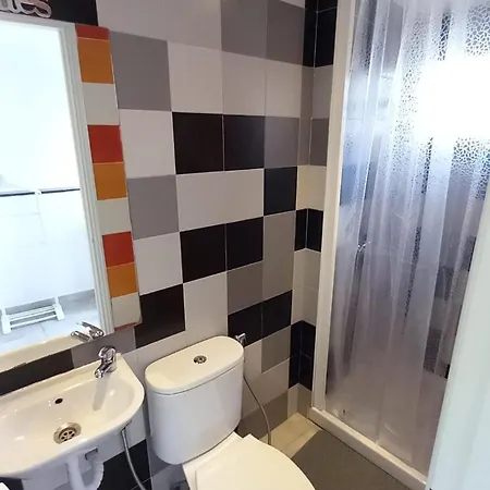 Проживание в семье Alvito - Comfortable With Private Bathroom Лиссабон